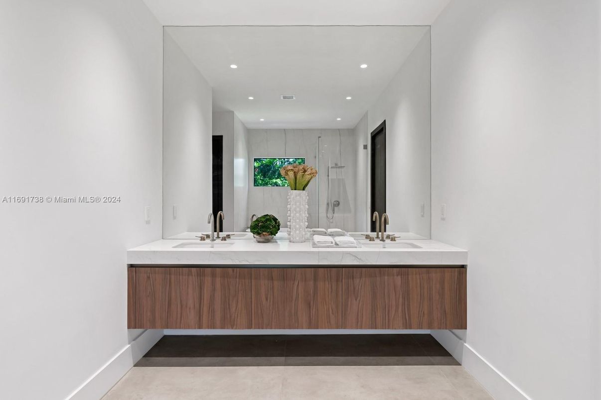 Bathroom, Dual Sink Vanities, Interior, Recessed Lighting