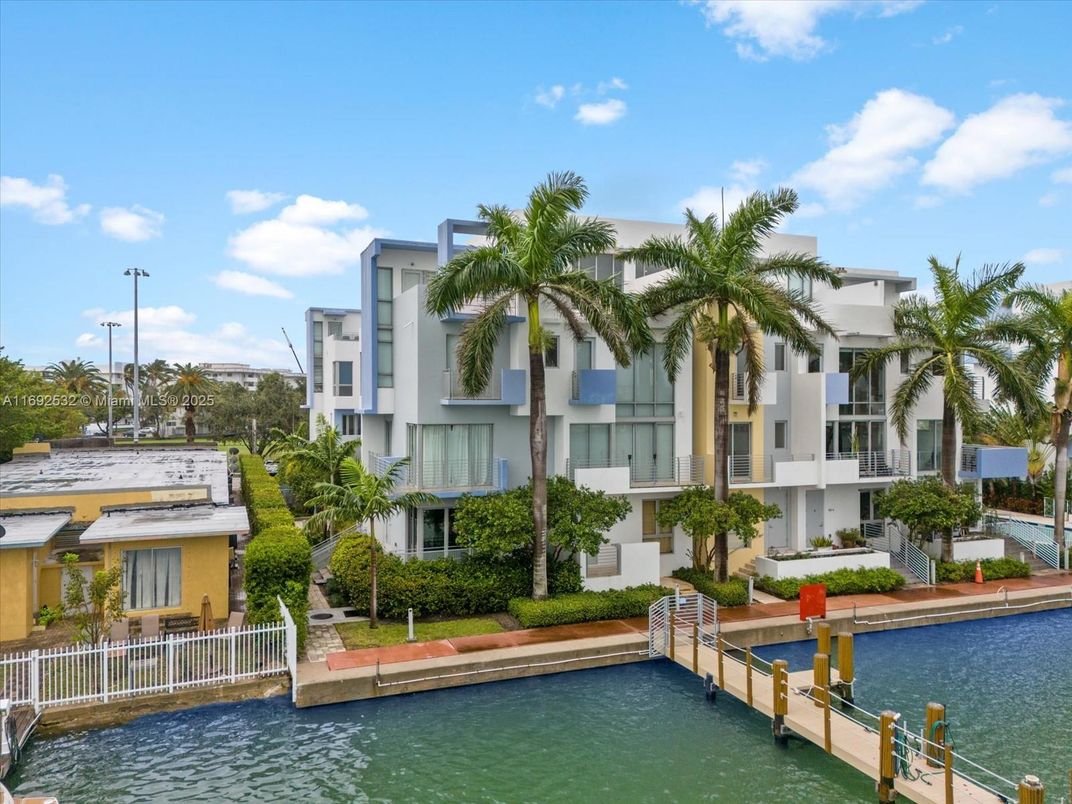 Exterior, Lake
