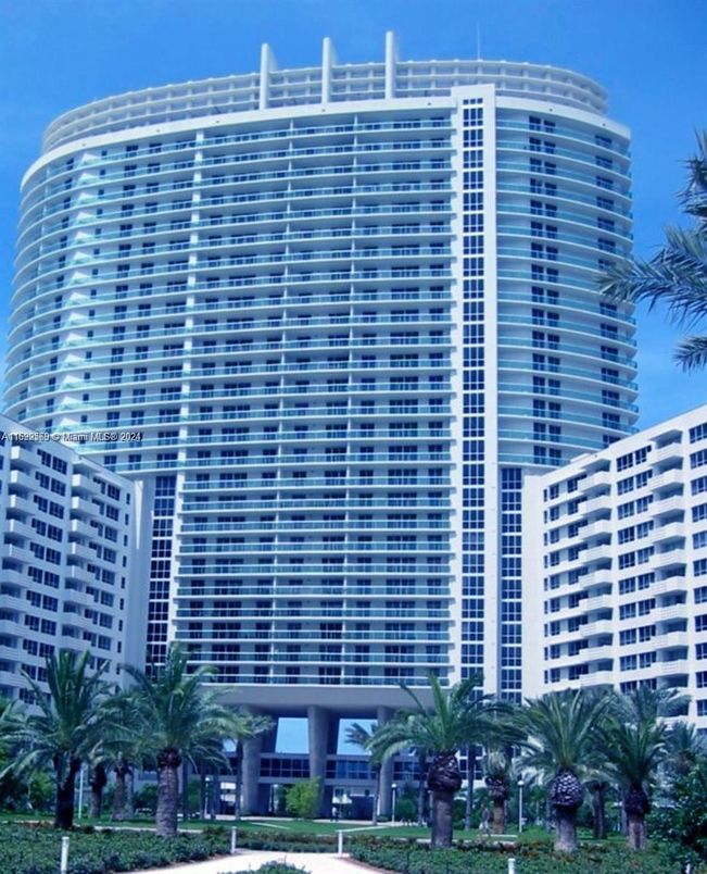 Exterior, Facade, Highrise