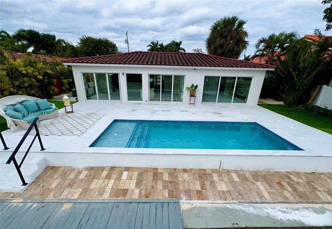 Exterior, Pool