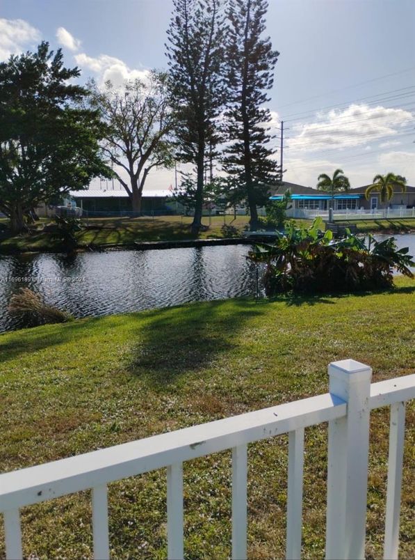 Exterior, Lake