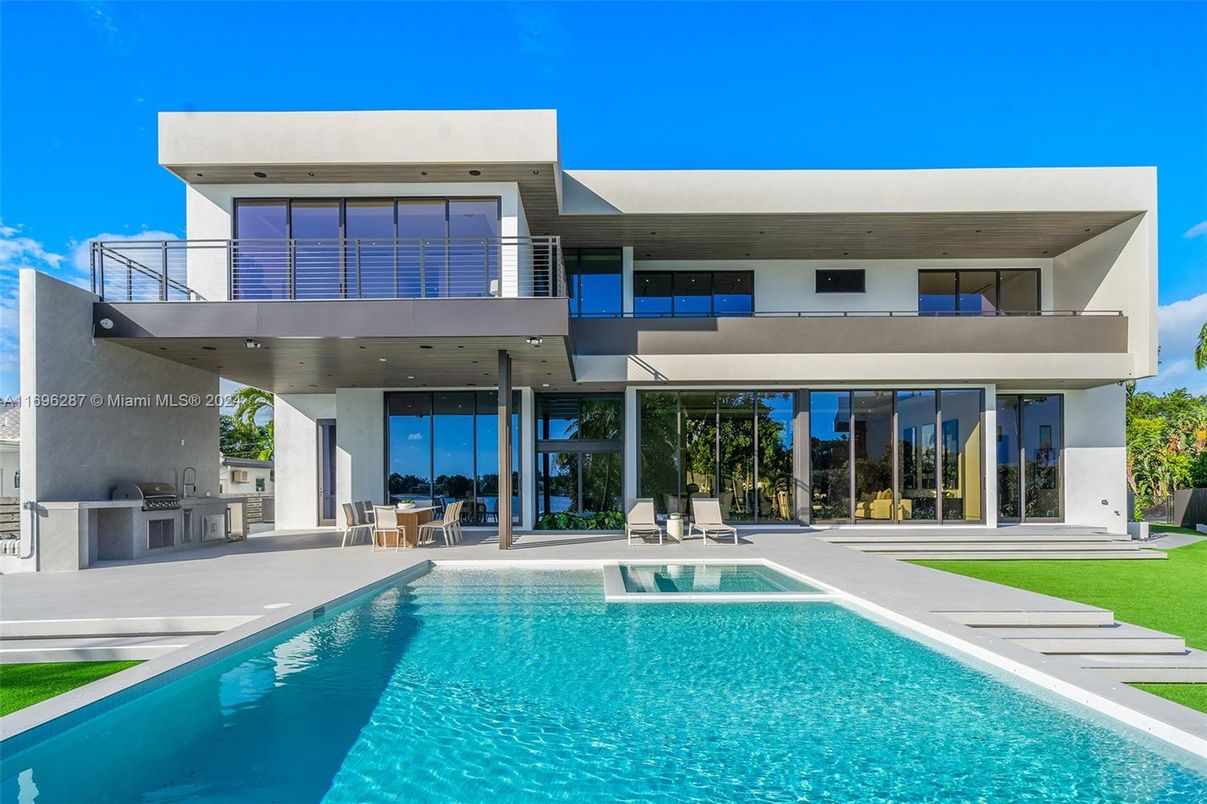 Exterior, Facade, Pool, Modern