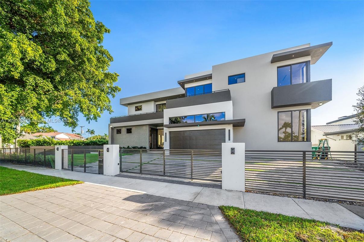 Backyard, Exterior, Facade, Modern