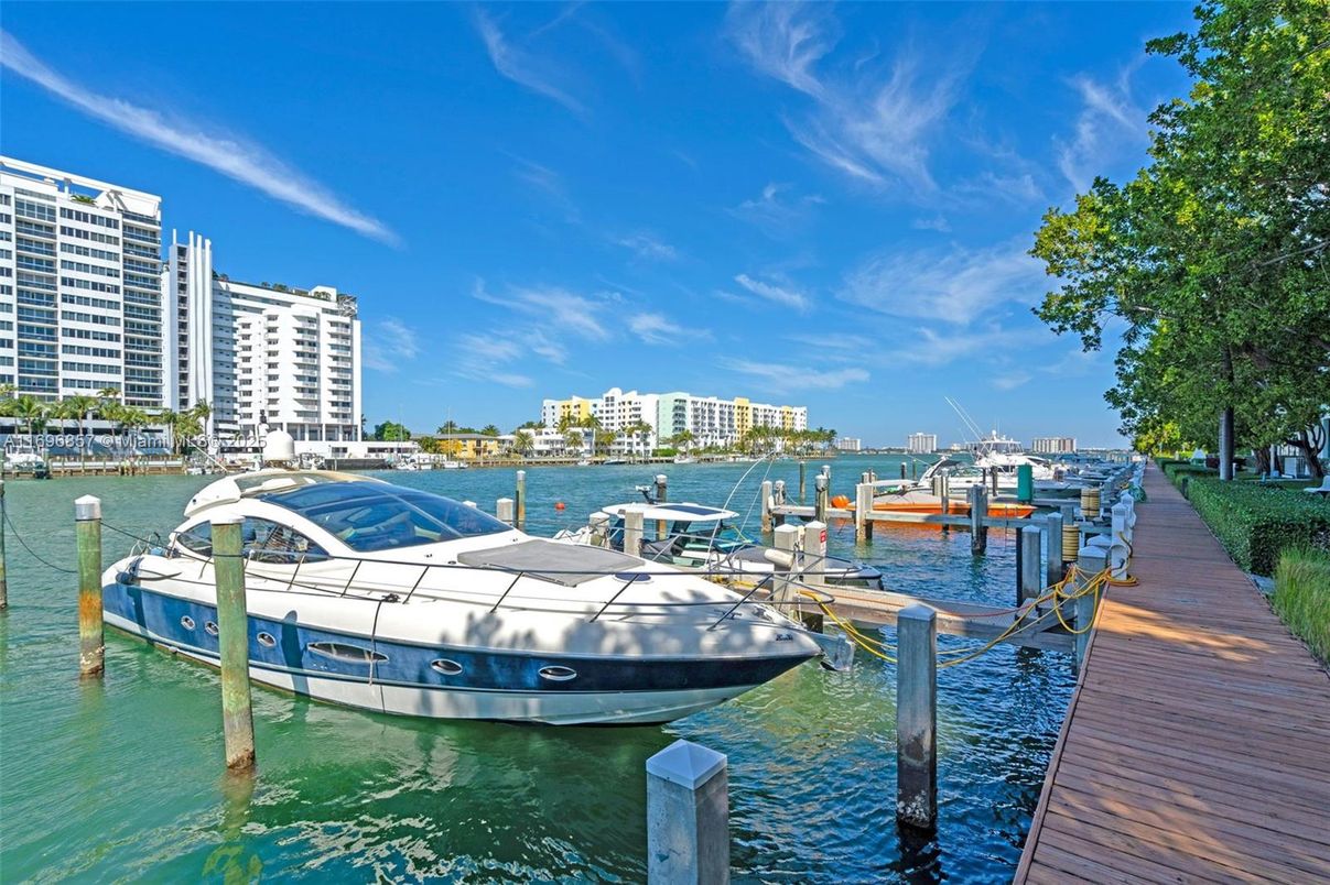 Exterior, Lake