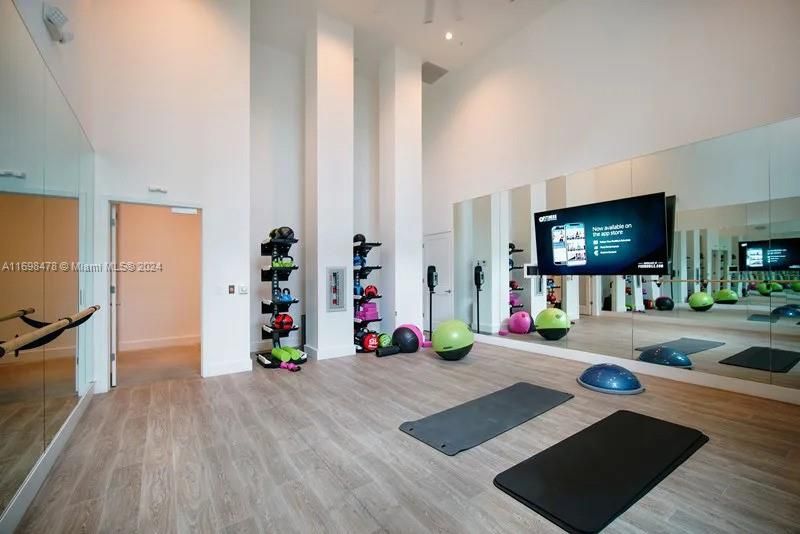 Fitness Equipment, Interior, Recessed Lighting, Wood Texture Flooring