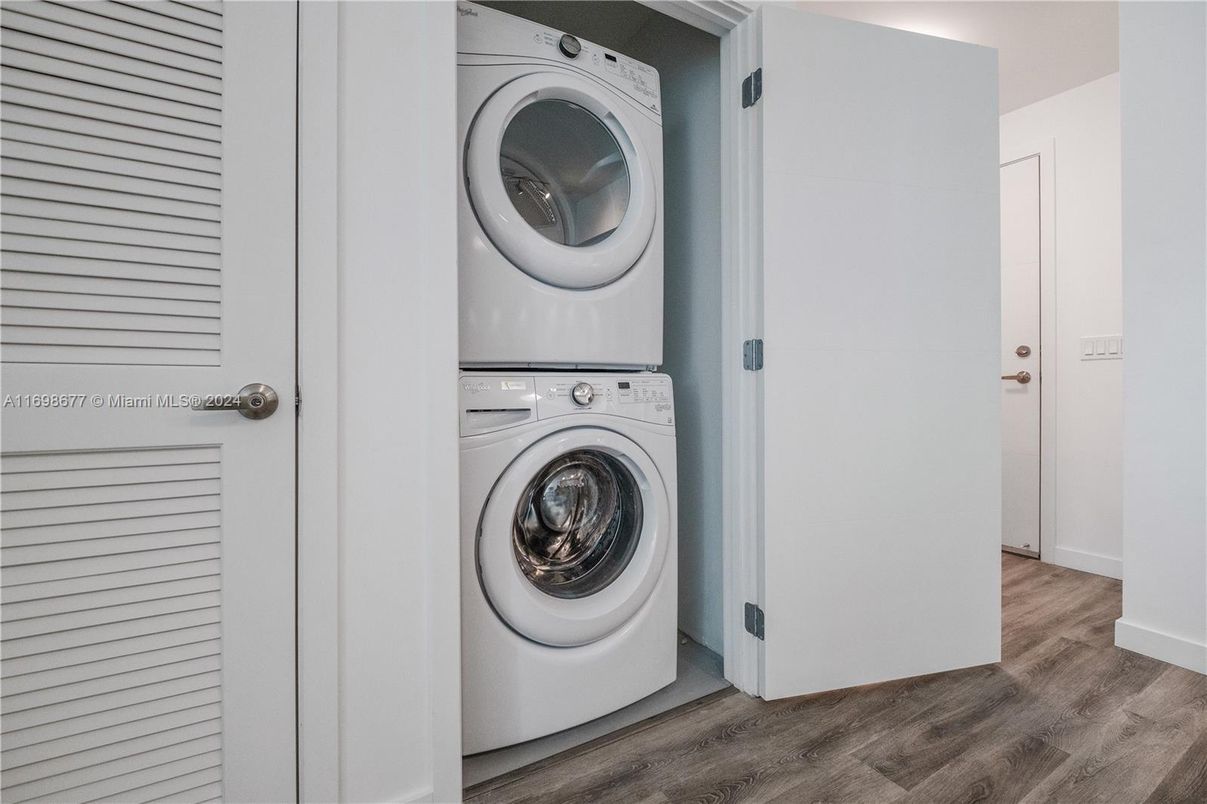 Interior, Utility Closets, Washer, Wood Texture Flooring