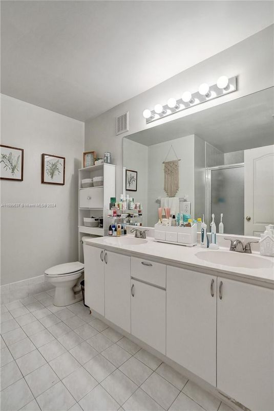 Bathroom, Dual Sink Vanities, Interior