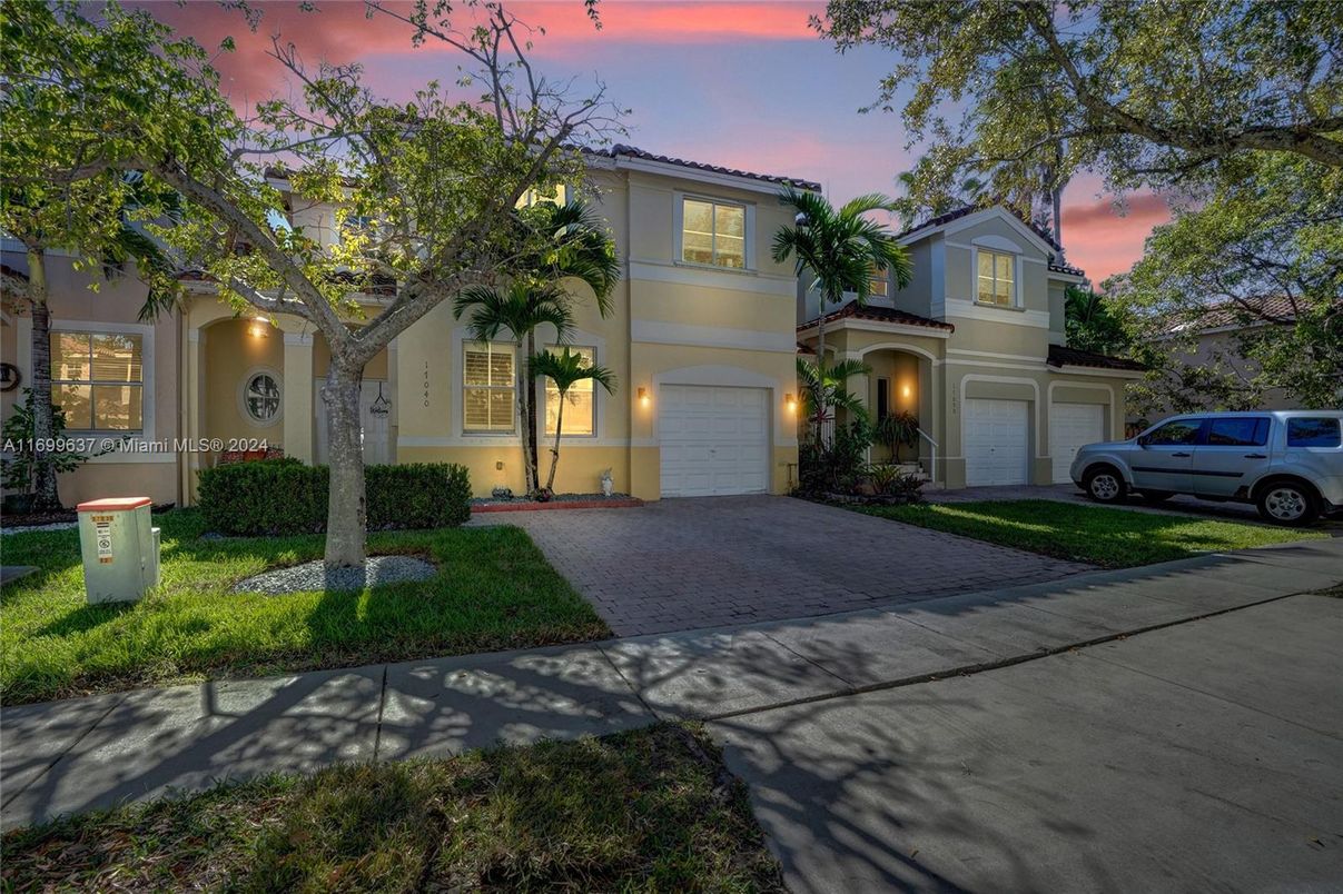 Attached, Exterior, Facade, Mediterranean