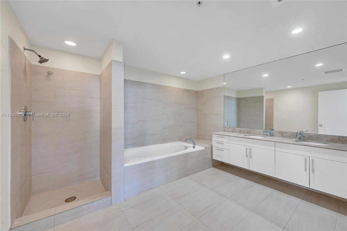 Bathroom, Dual Sink Vanities, Interior, Recessed Lighting