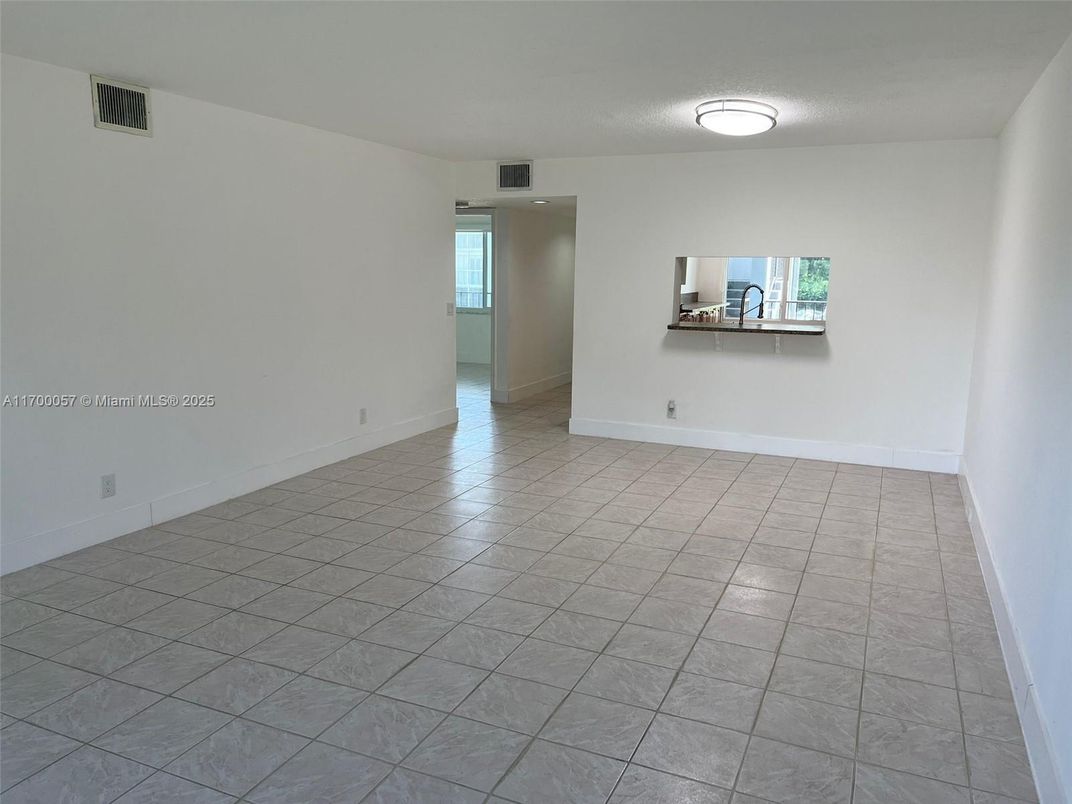 Empty room, Interior