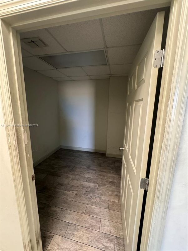 Empty room, Interior