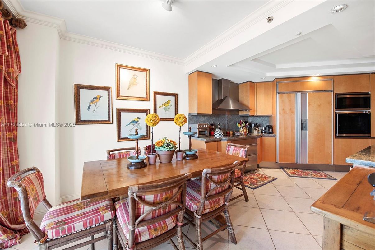 Dining room, Interior, Kitchen, Recessed Lighting, Stainless Steel Appliances