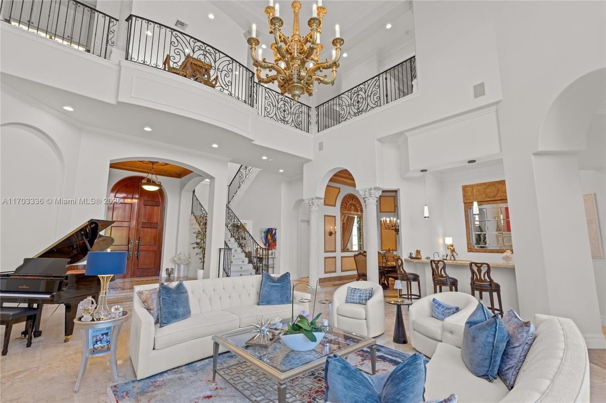 Chandelier, Dining room, Interior, Living room, Piano, Recessed Lighting
