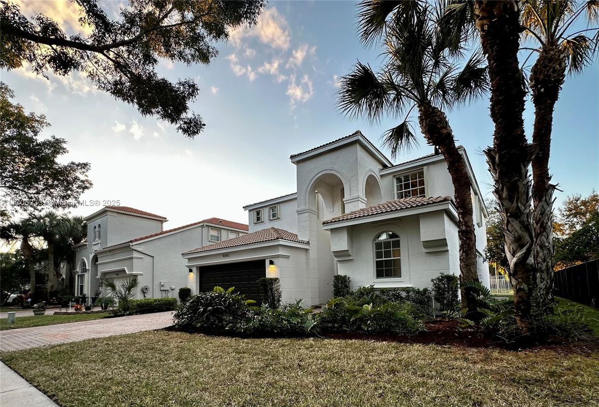 Attached, Exterior, Facade, Mediterranean