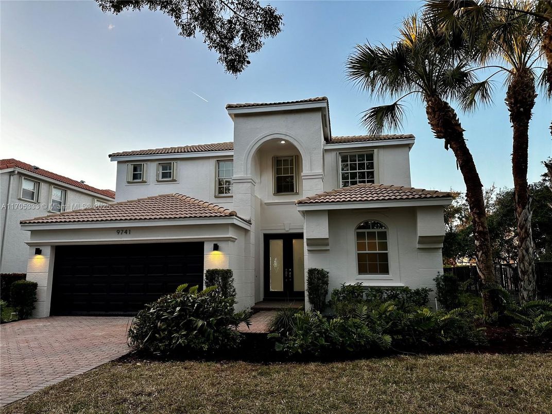 Attached, Exterior, Facade, Mediterranean