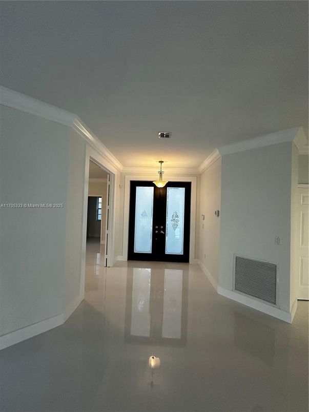 Empty room, Interior
