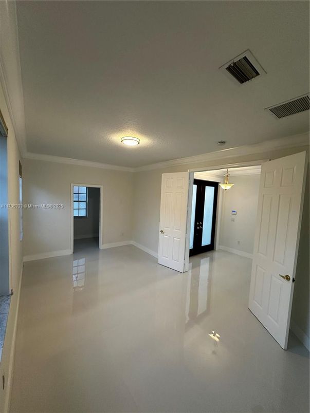 Empty room, Interior