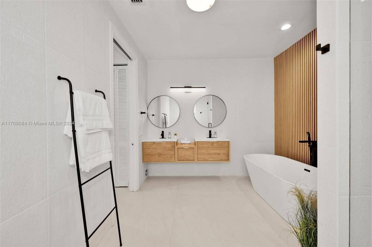 Bathroom, Dual Sink Vanities, Free Standing Baths, Interior, Recessed Lighting