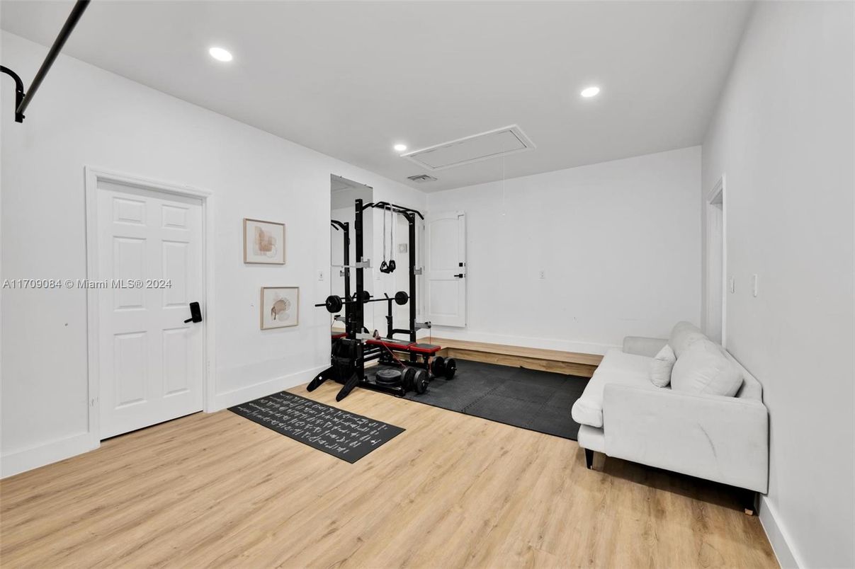 Fitness Equipment, Interior, Recessed Lighting, Wood Texture Flooring