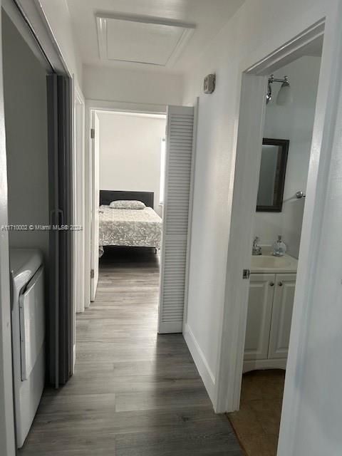 Bedroom, Interior, Washer, Wood Texture Flooring