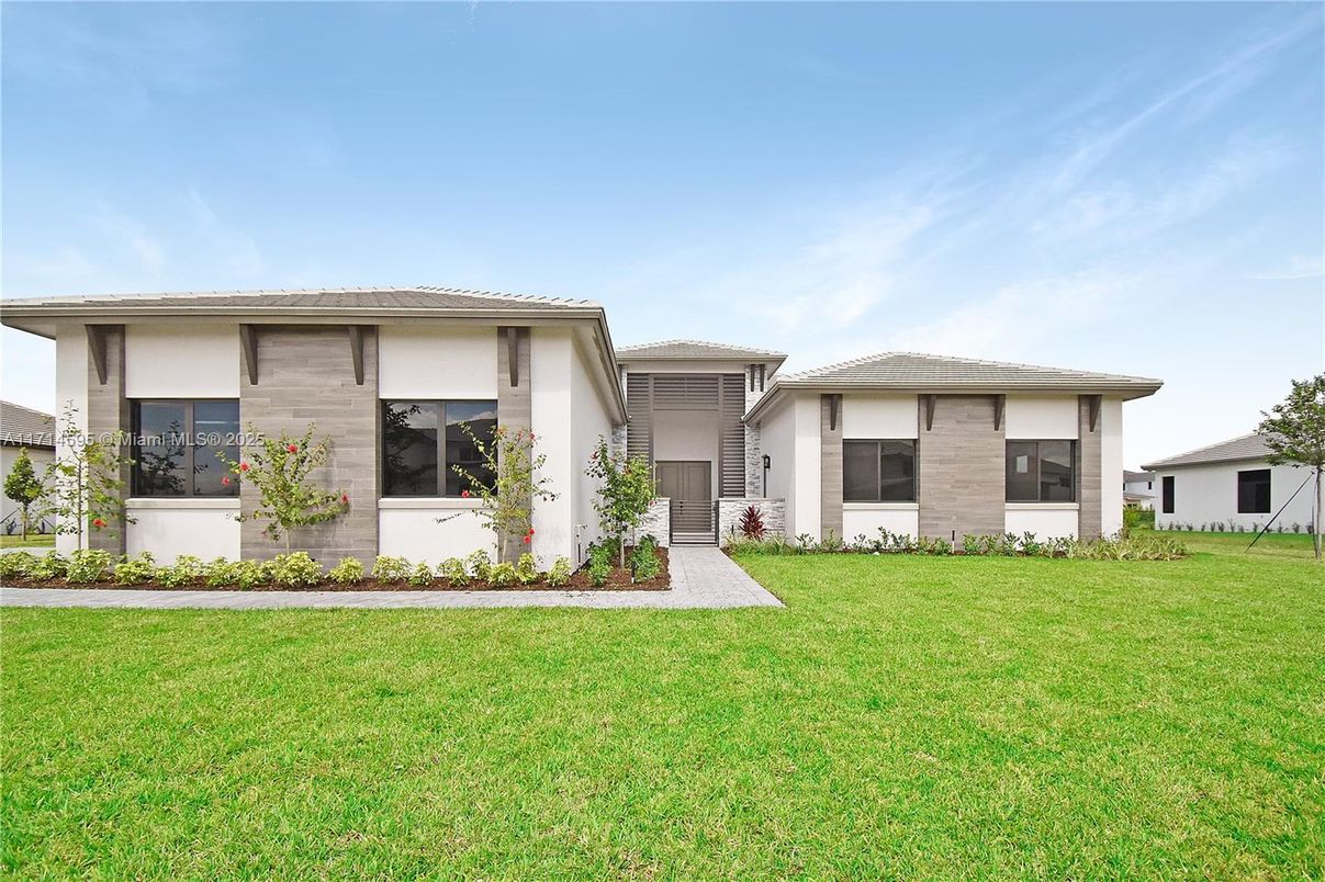 Backyard, Exterior, Facade, Ranch