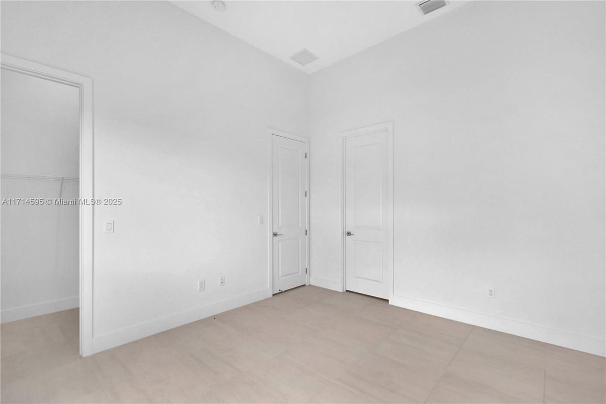 Empty room, Interior