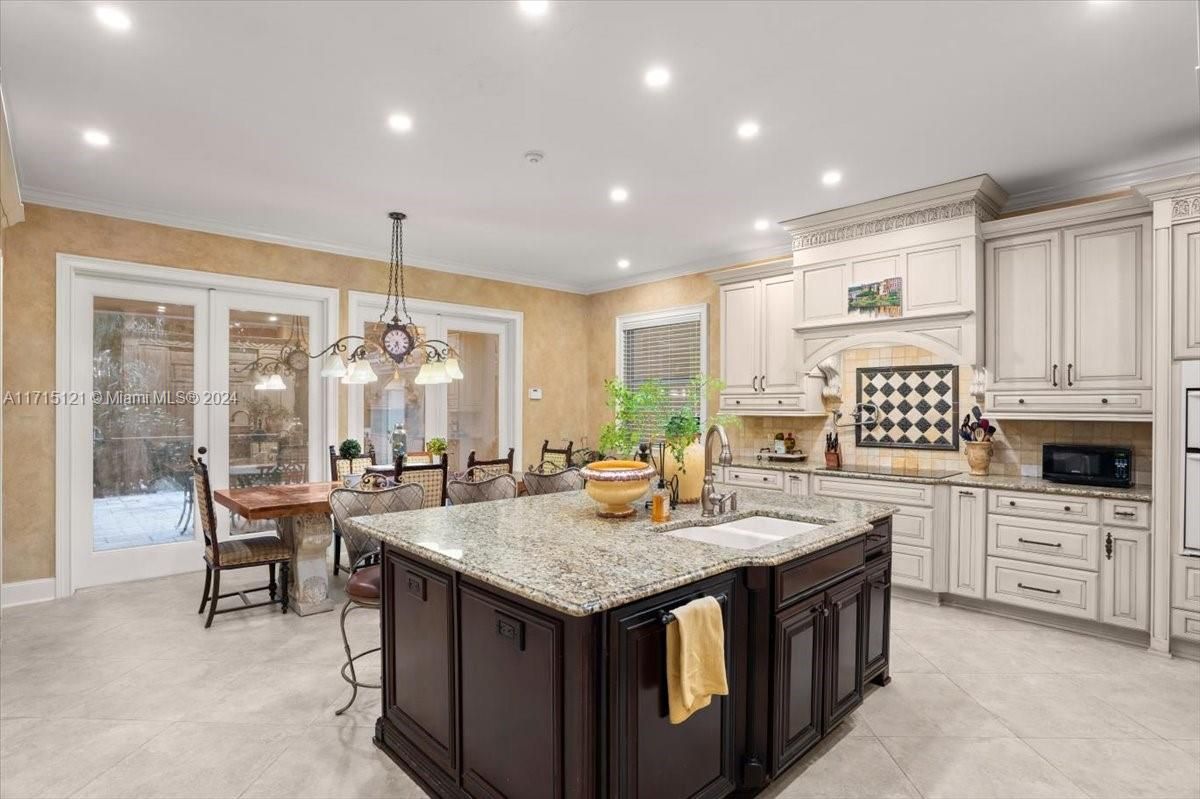 Dining room, Interior, Kitchen, Pendant Lights, Recessed Lighting, Stainless Steel Appliances