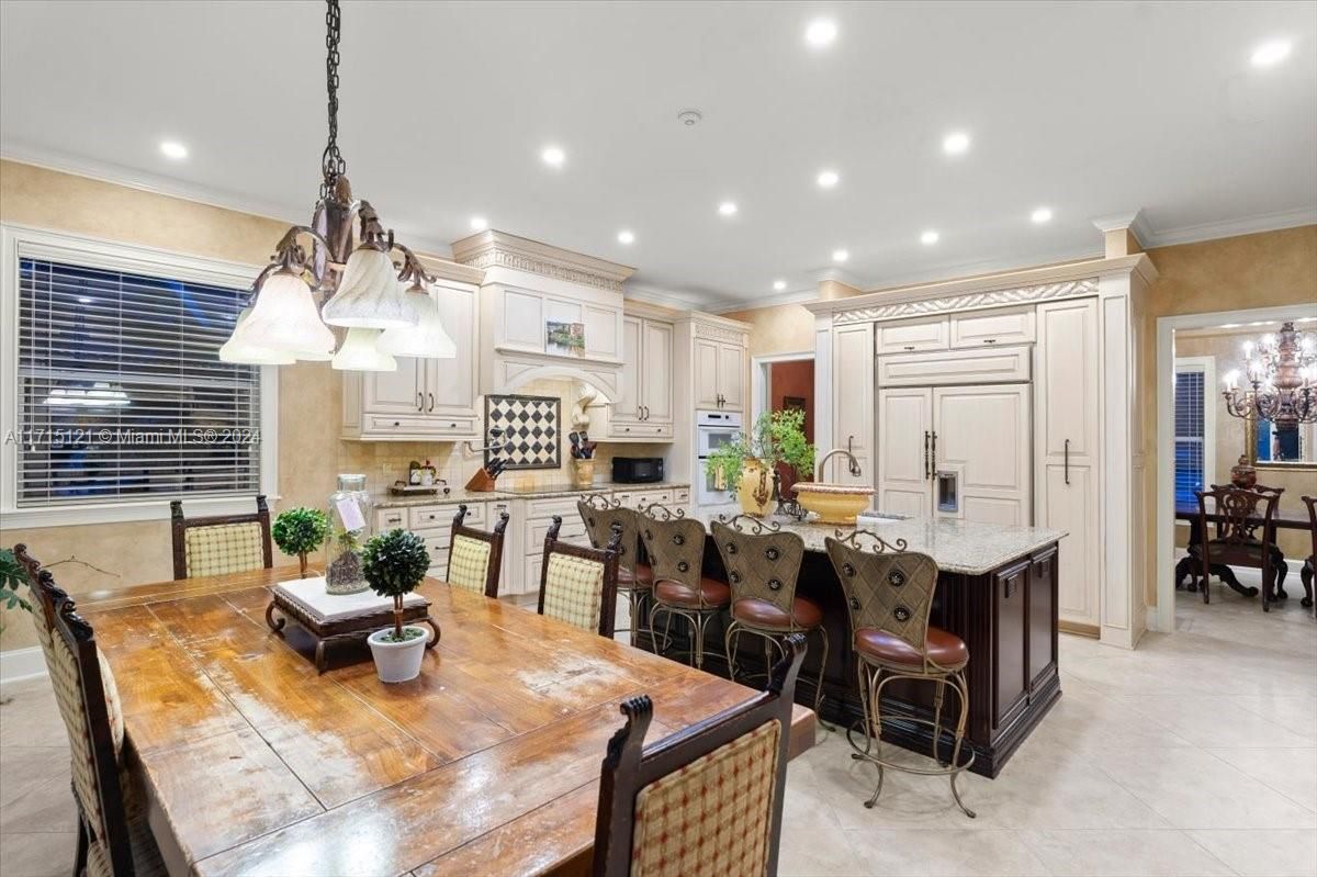 Chandelier, Dining room, Interior, Kitchen, Pendant Lights, Recessed Lighting, Stainless Steel Appliances