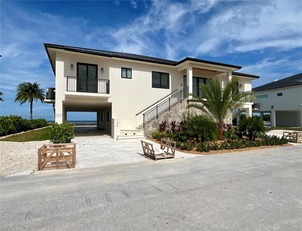 Attached, Backyard, Exterior, Facade, Modern