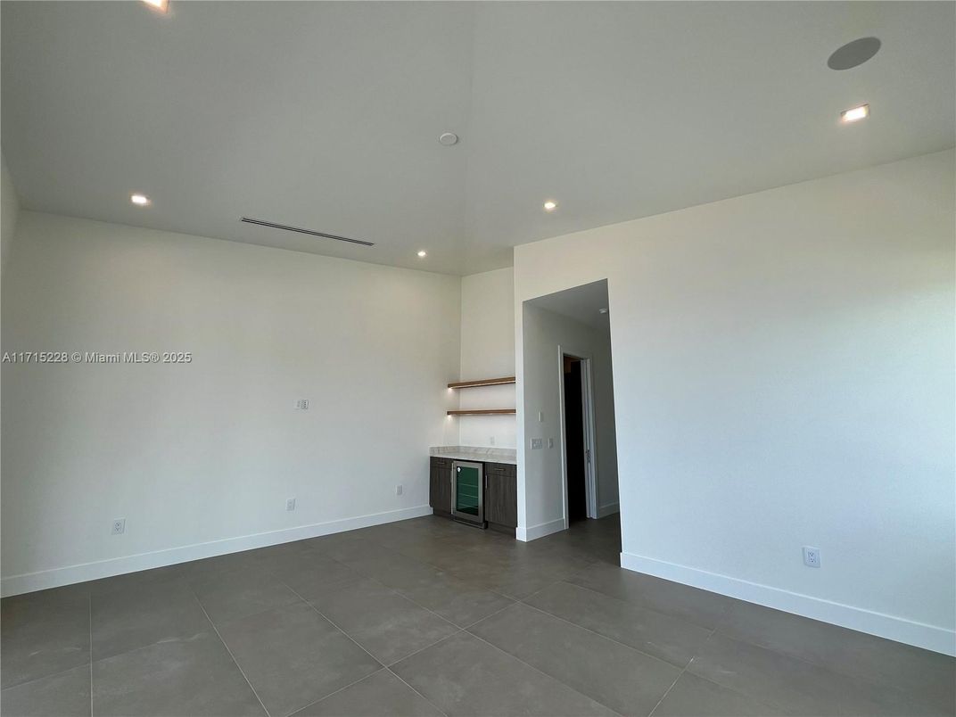 Empty room, Interior, Recessed Lighting
