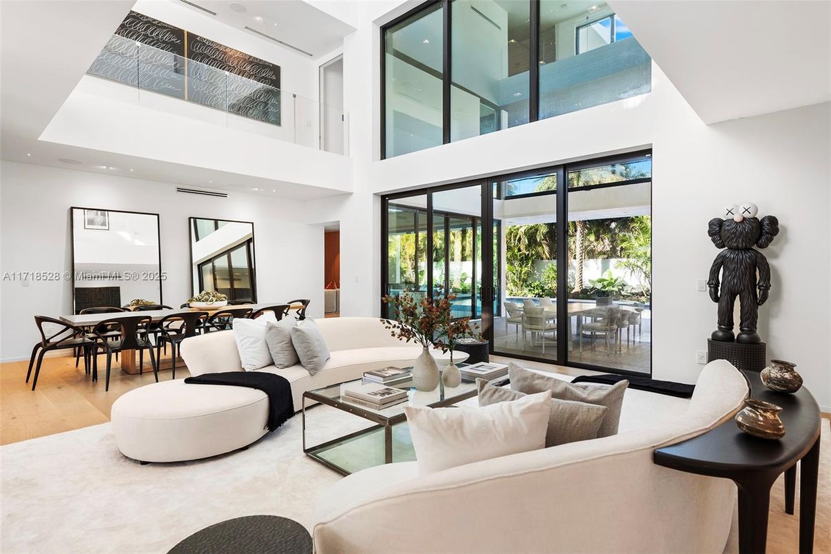 Dining room, Interior, Living room, Recessed Lighting, Wood Texture Flooring