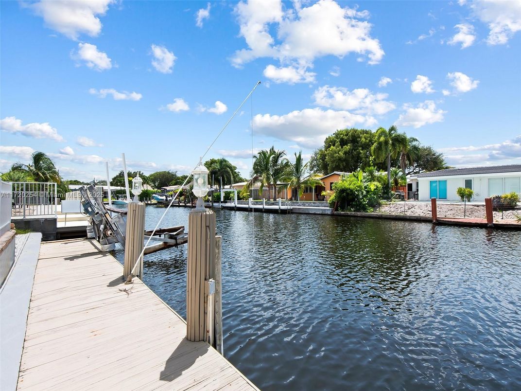 Exterior, Lake