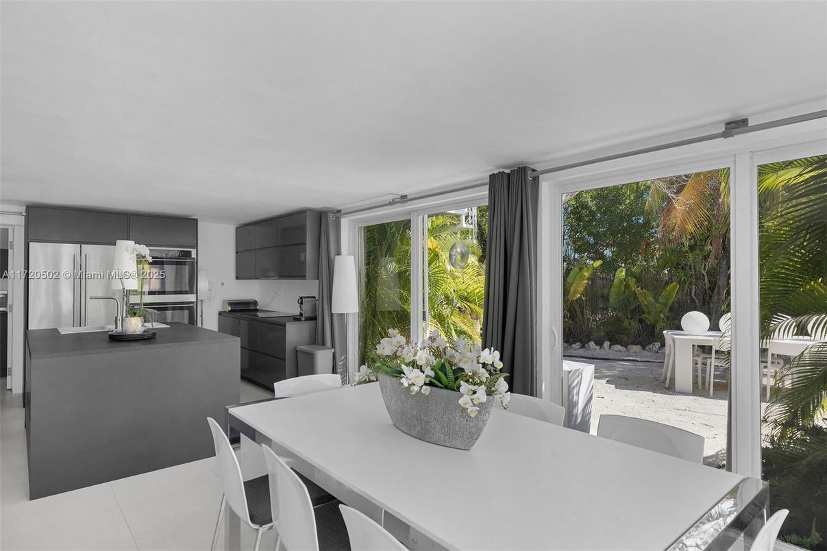 Dining room, Interior, Kitchen, Stainless Steel Appliances