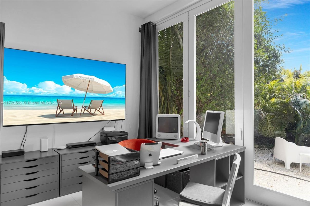 Home Office, Interior