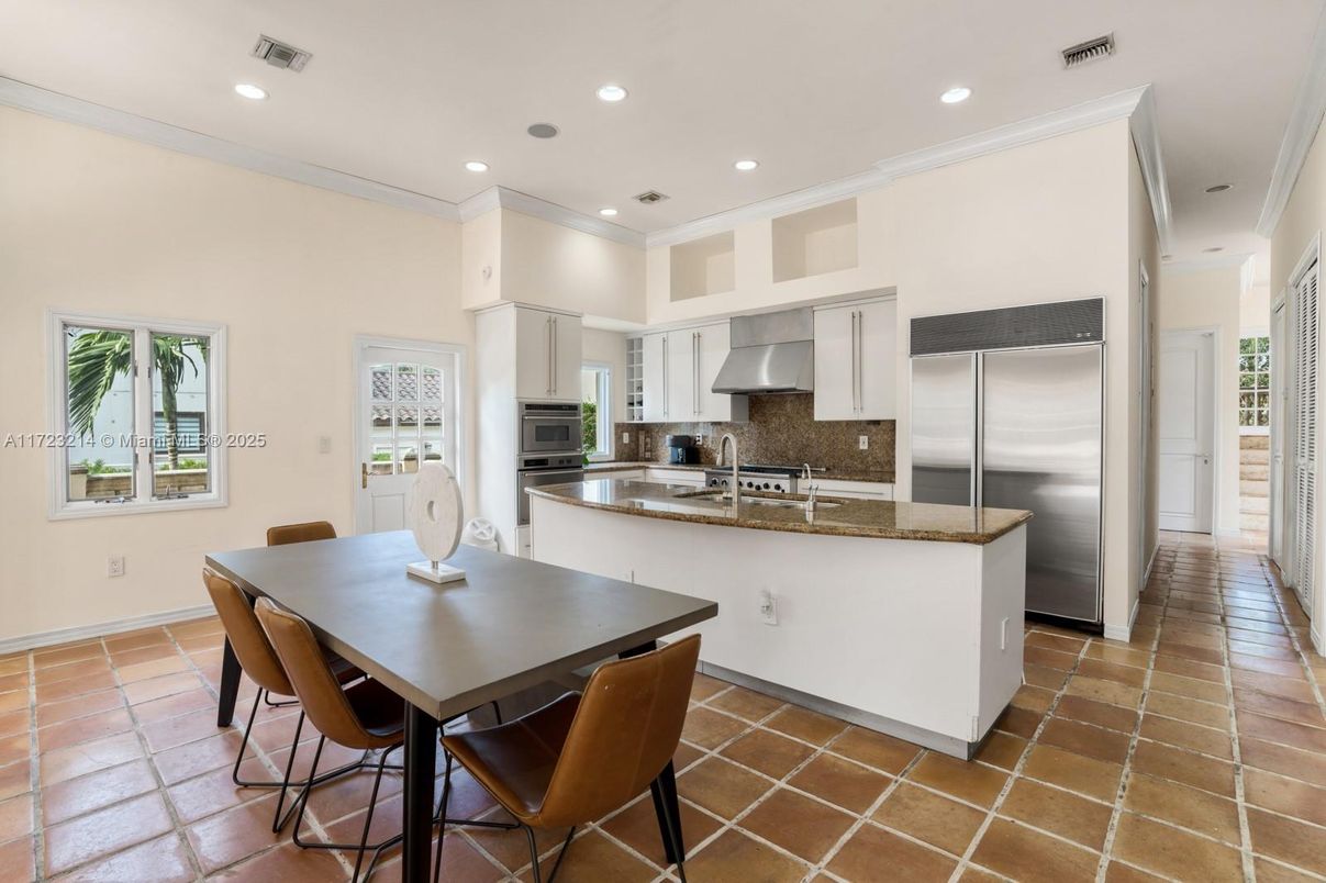 Dining room, Interior, Kitchen, Recessed Lighting, Stainless Steel Appliances