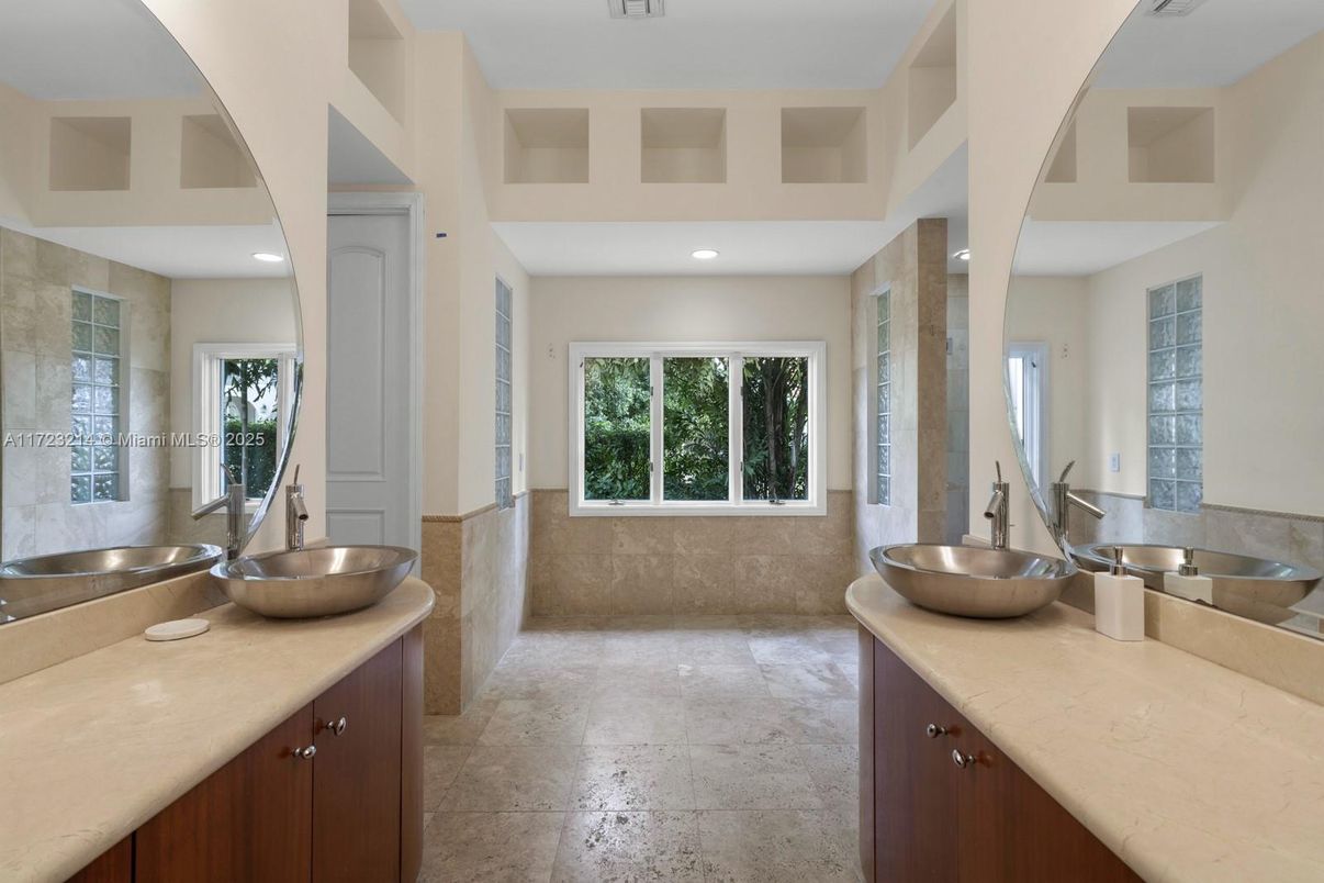Bathroom, Dual Sink Vanities, Interior, Recessed Lighting