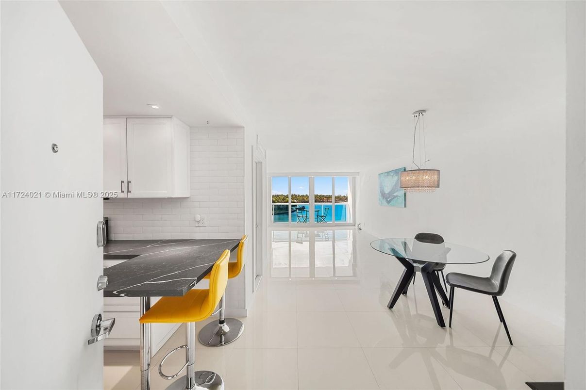 Dining room, Interior, Pendant Lights, Recessed Lighting