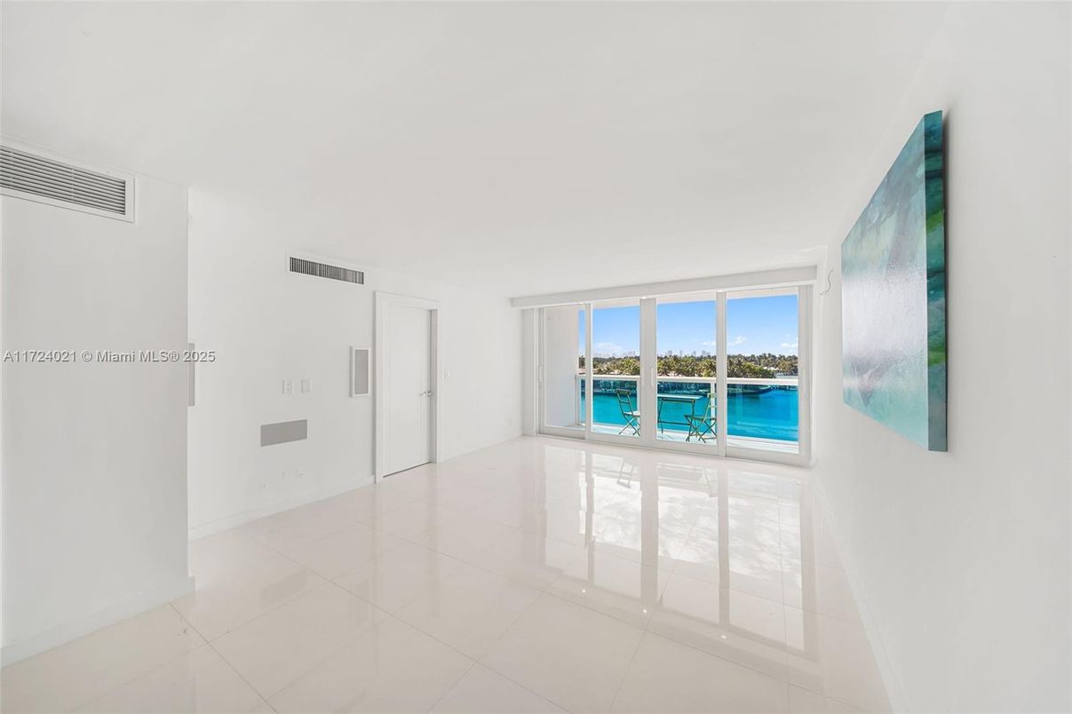 Empty room, Interior, Water