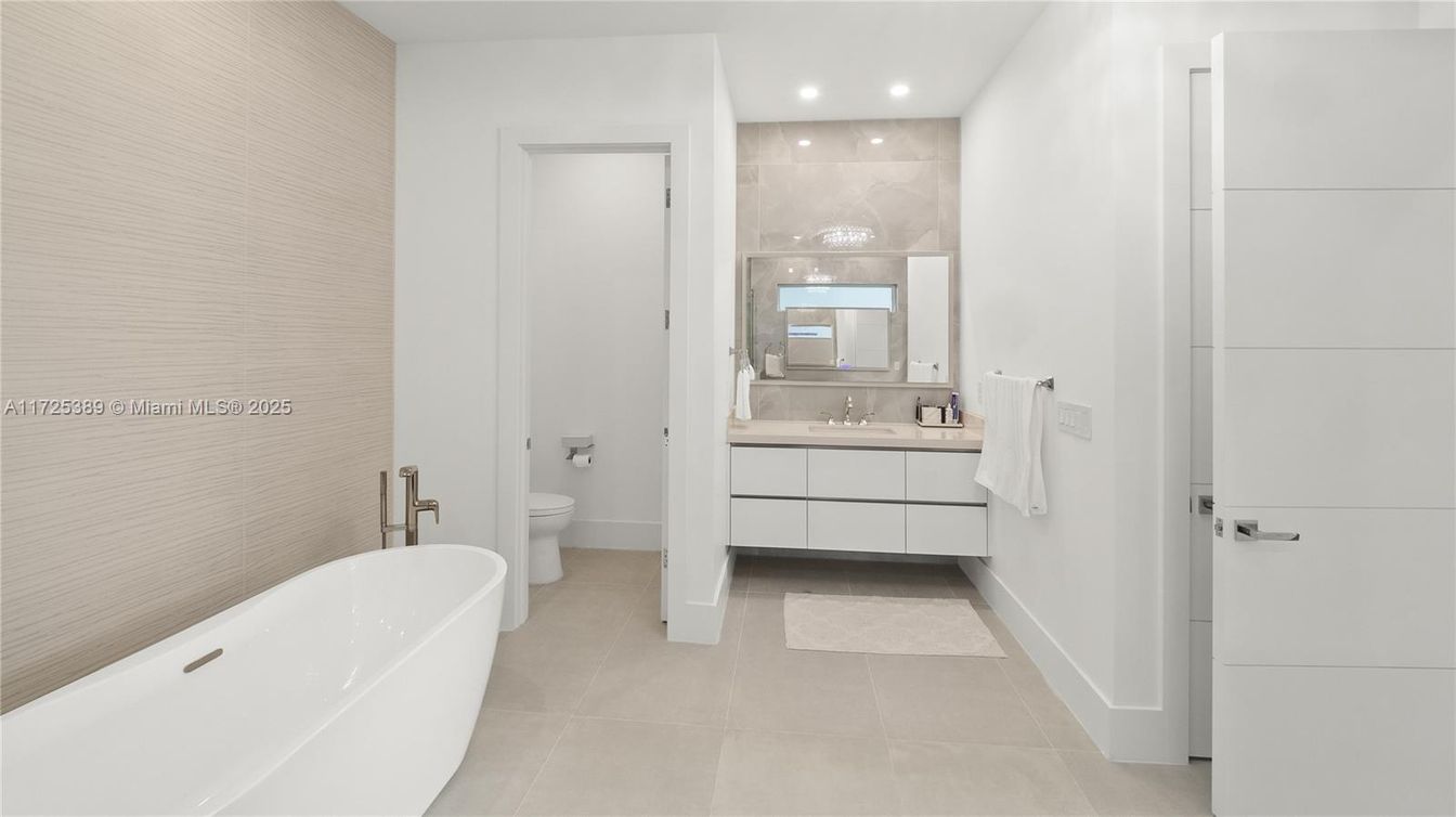 Bathroom, Dual Sink Vanities, Free Standing Baths, Interior, Recessed Lighting