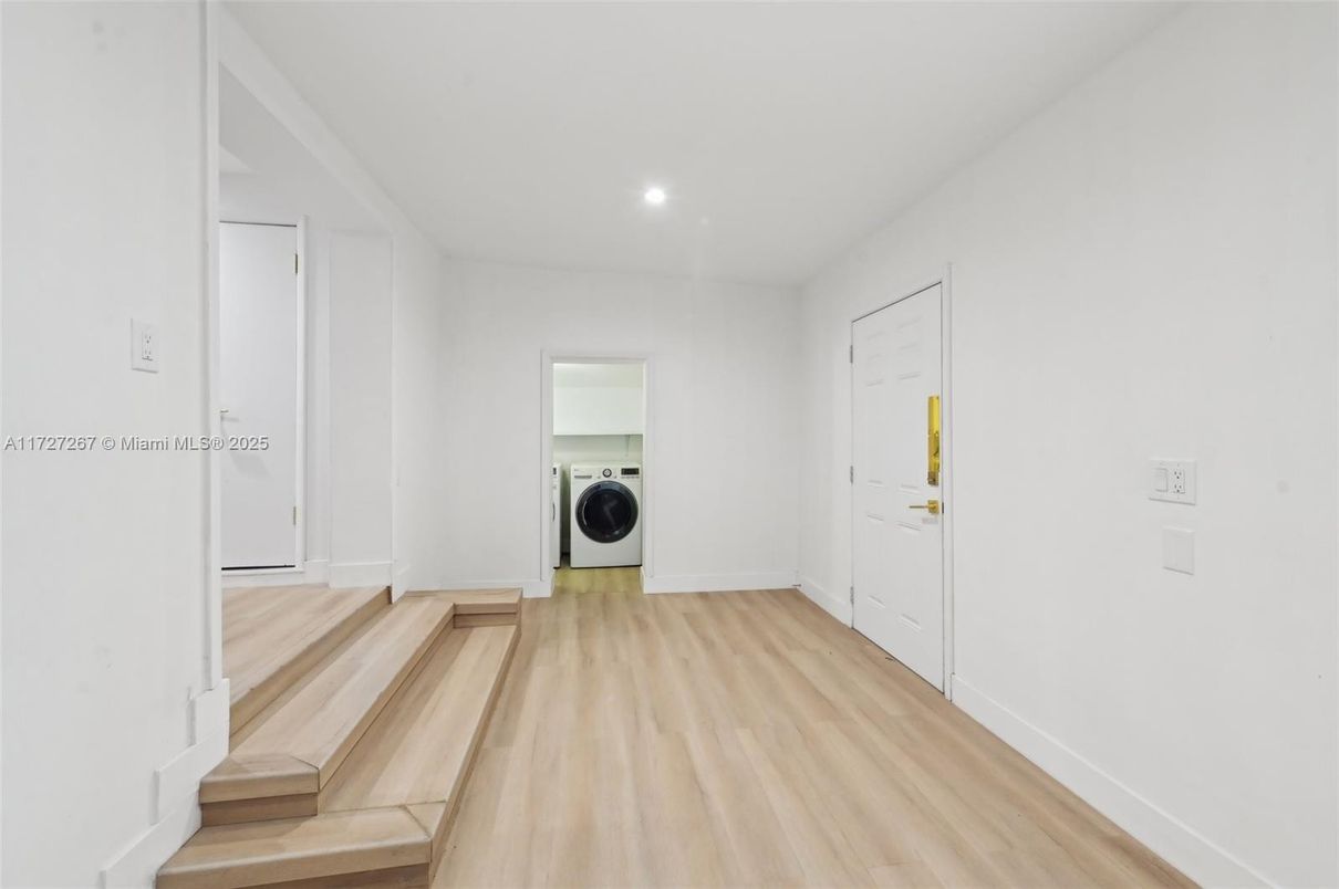 Interior, Recessed Lighting, Washer, Wood Texture Flooring