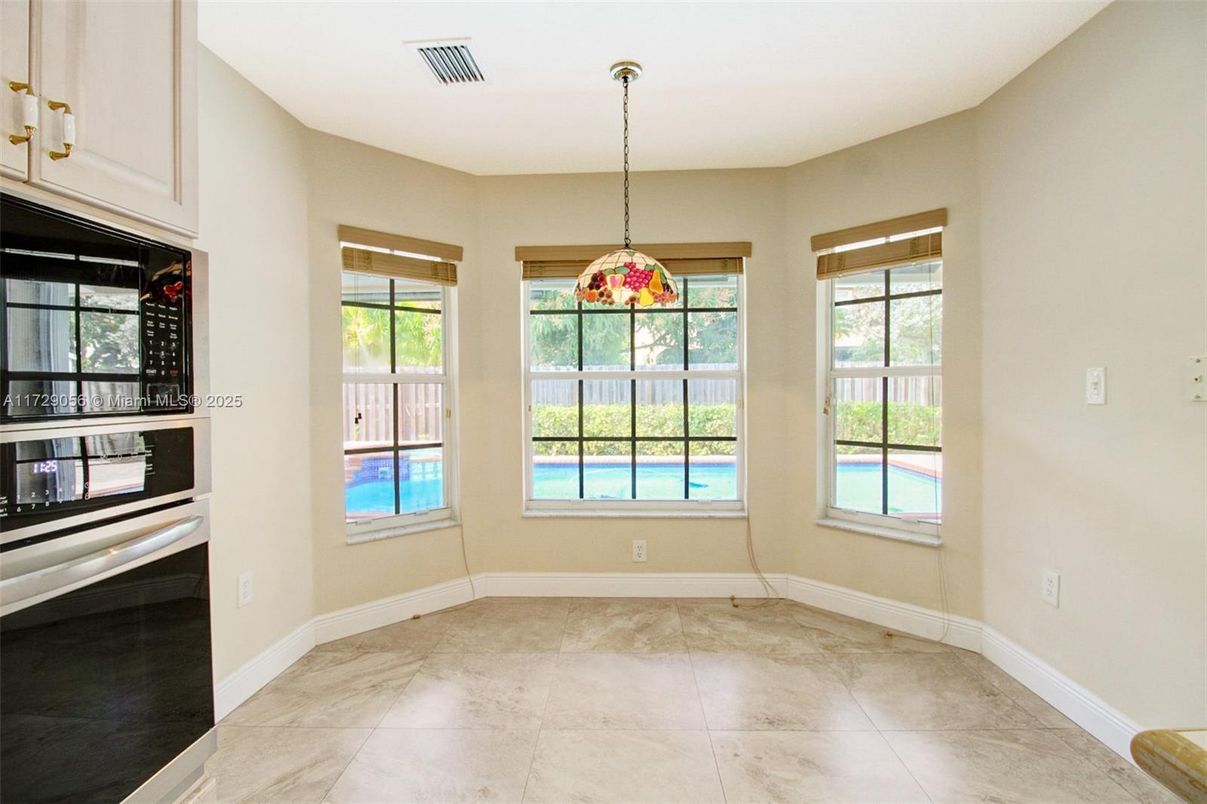 Empty room, Interior, Pendant Lights