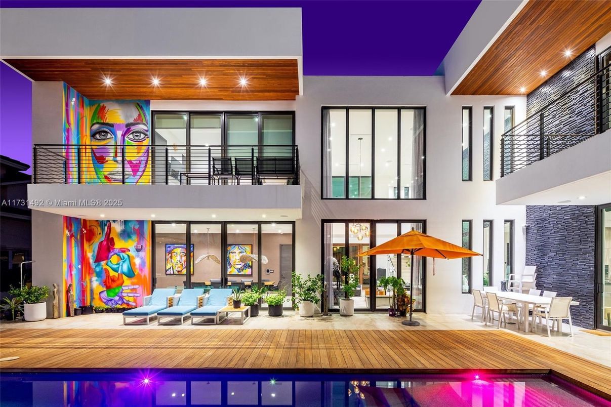 Exterior, Facade, Modern