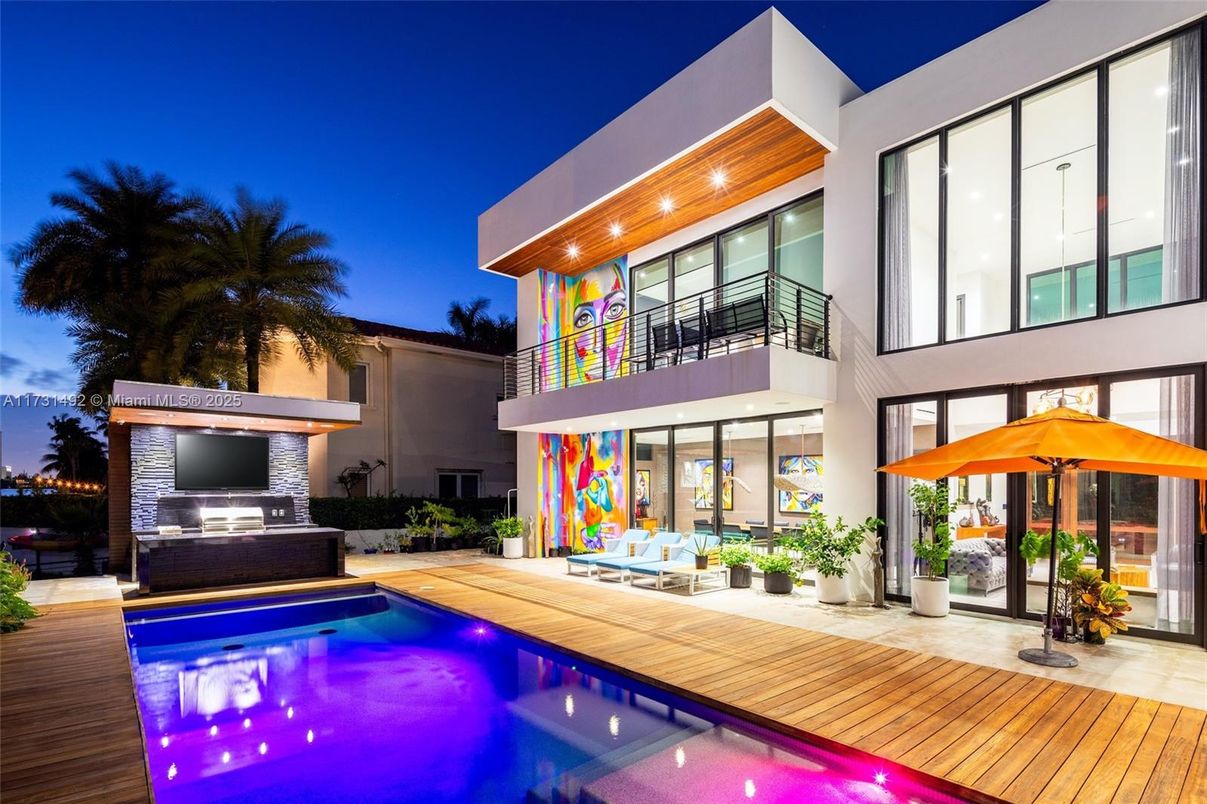 Exterior, Pool