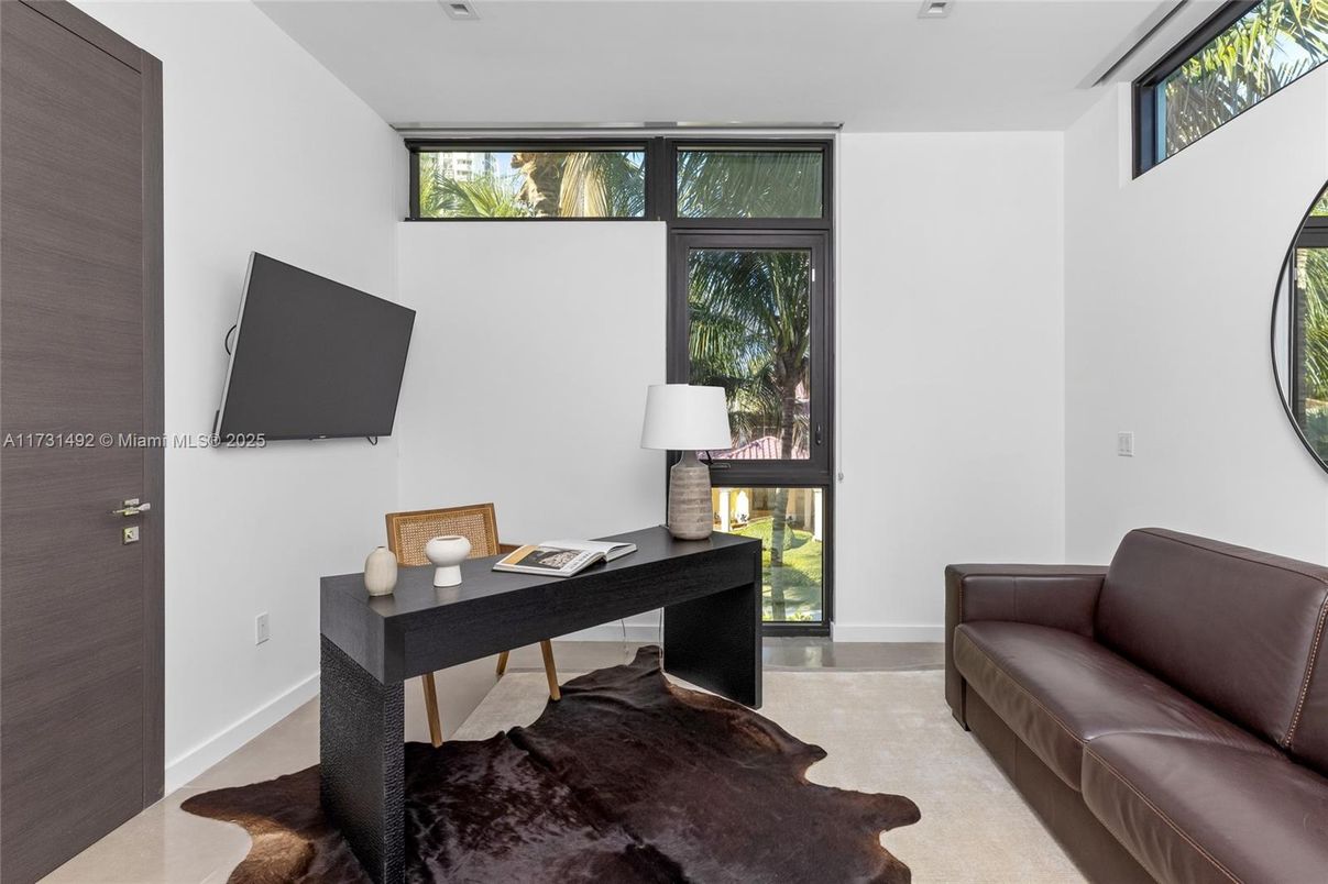 Home Office, Interior