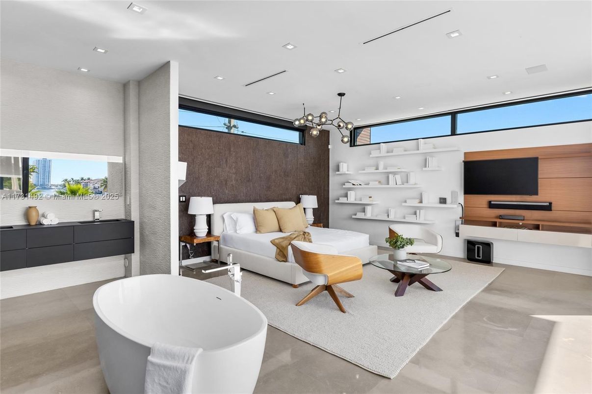 Bathroom, Free Standing Baths, Interior, Living room, Pendant Lights, Recessed Lighting