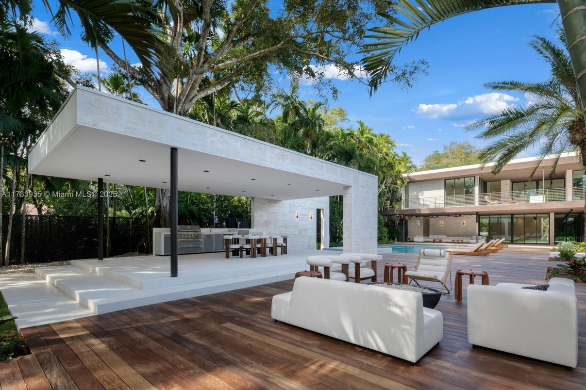 Backyard, Exterior, Outdoor Kitchen