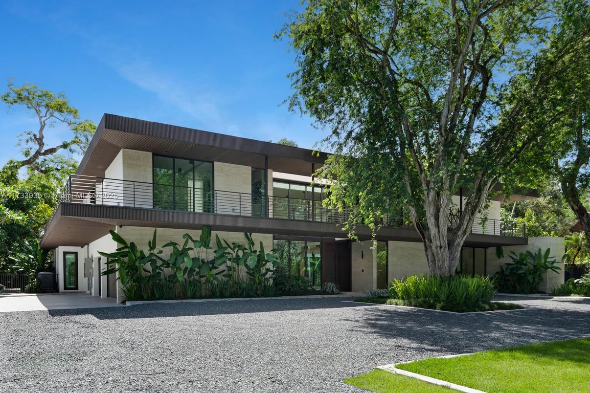 Exterior, Facade, Modern