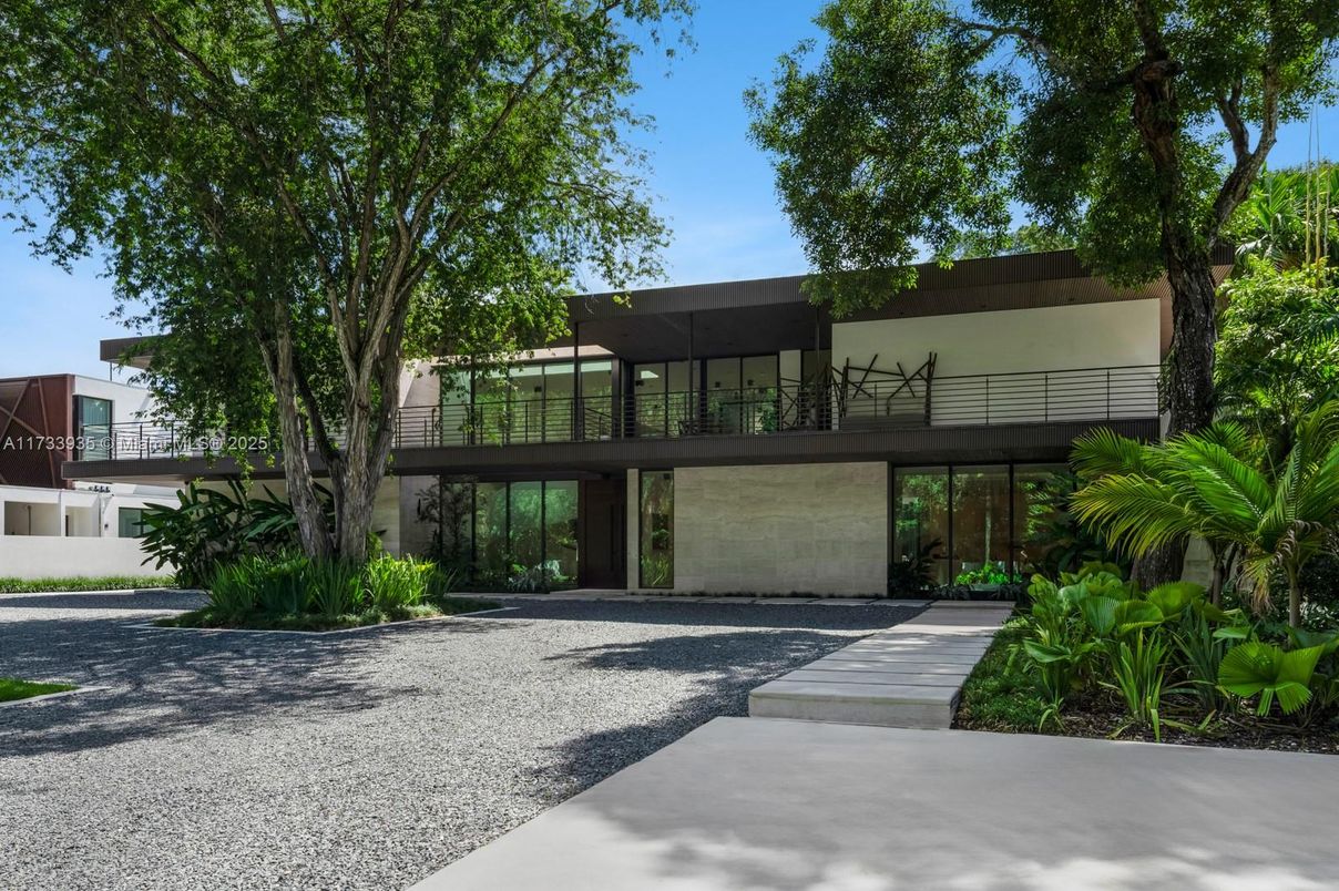 Exterior, Facade, Modern