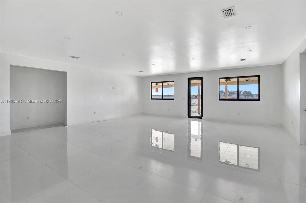 Empty room, Interior, Recessed Lighting