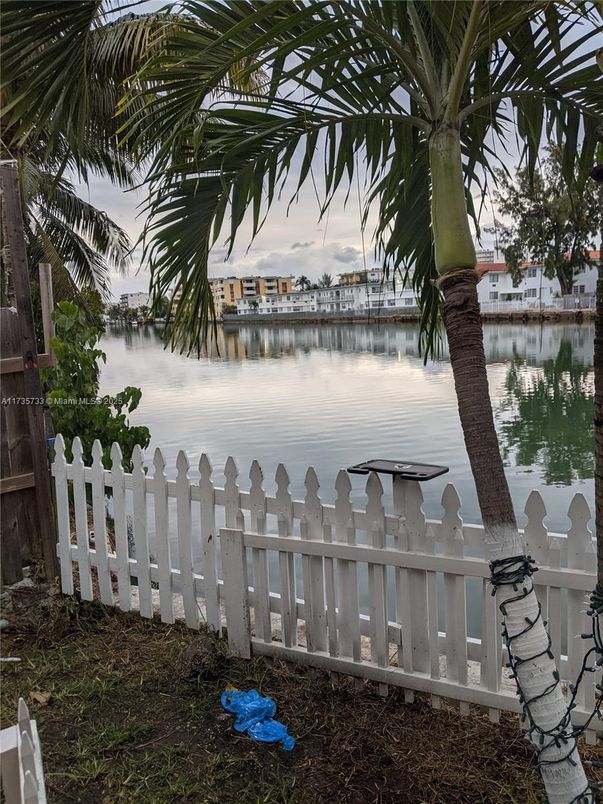 Exterior, Lake